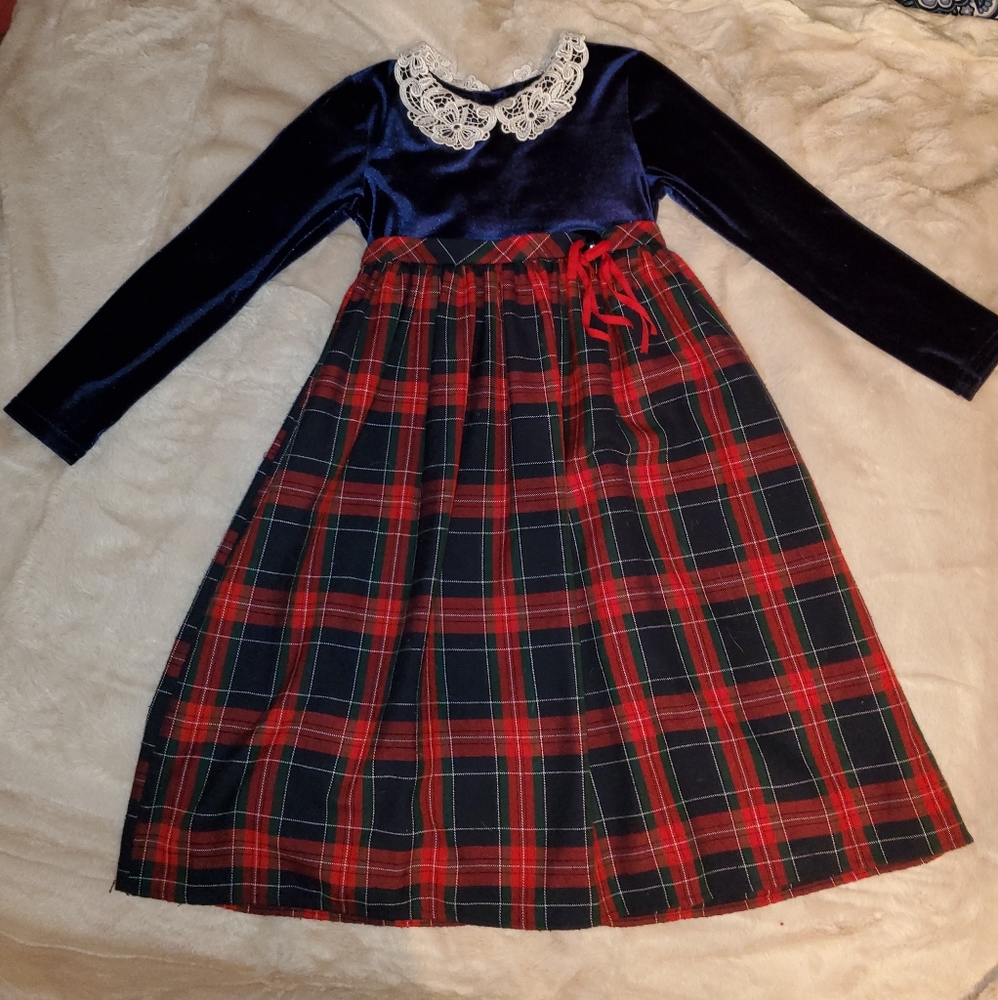 Gorgeous dress, perfect for the holidays!